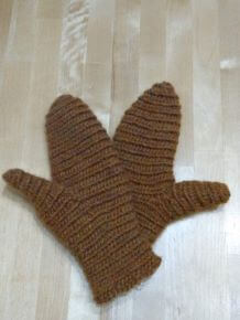 Nalbinding knitted mittens